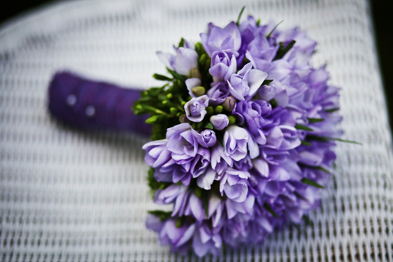 bouchet di fiori viola