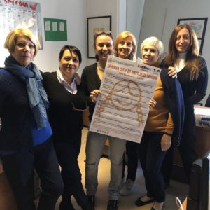 Giornata mondiale delle bambine e delle ragazze: alcune dipendenti del Comune di Sesto tengono in mano la carta dei diritti
