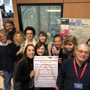 Giornata mondiale delle bambine e delle ragazze: alcuni dipendenti del Comune di Sesto tengono in mano la carta dei diritti