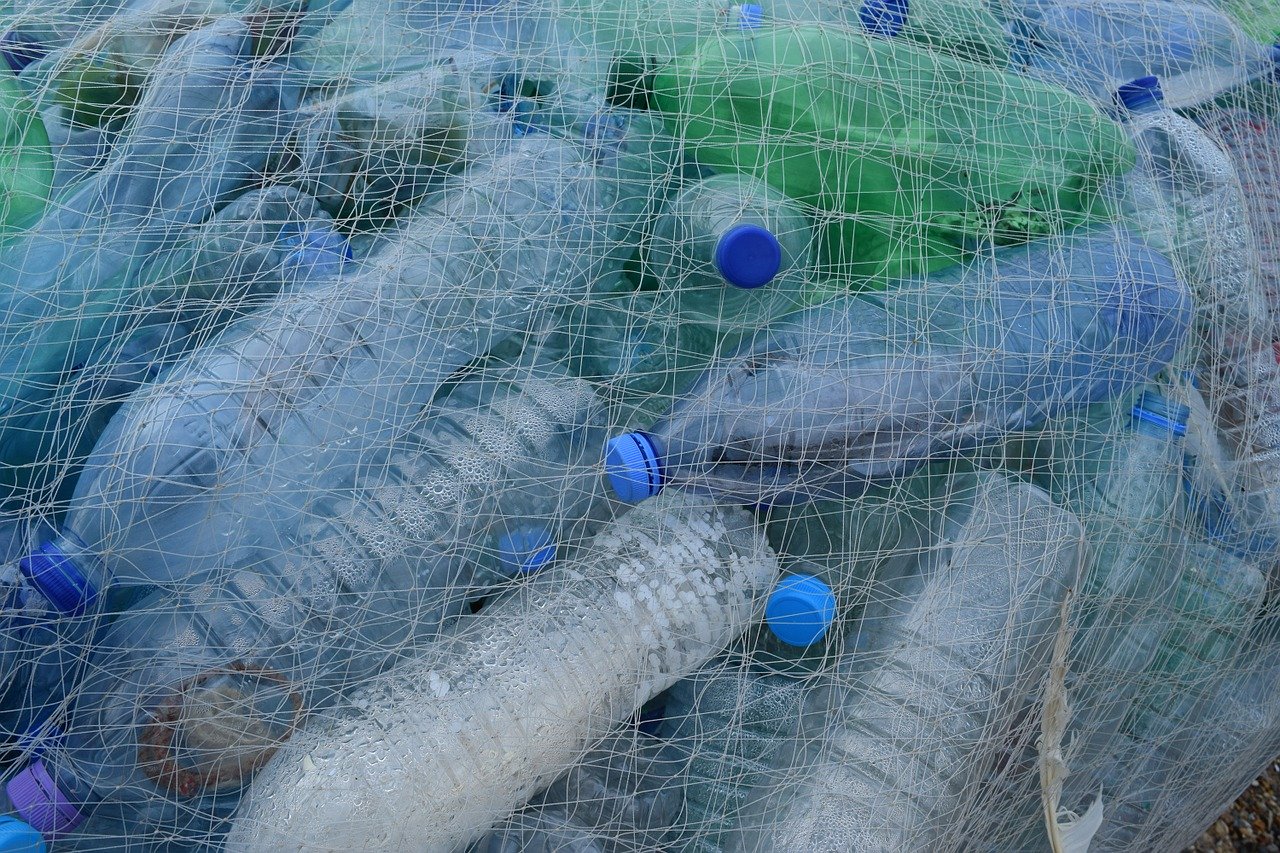 bottiglie plastica in una rete