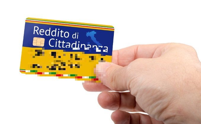 carta con scritto "reddito di cittadinanza"