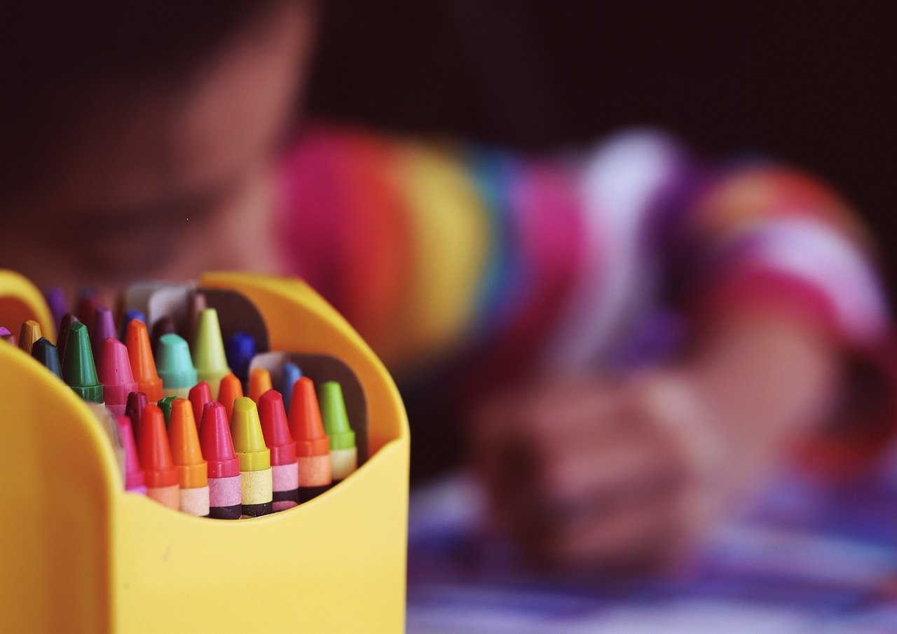 scuola matite colorate