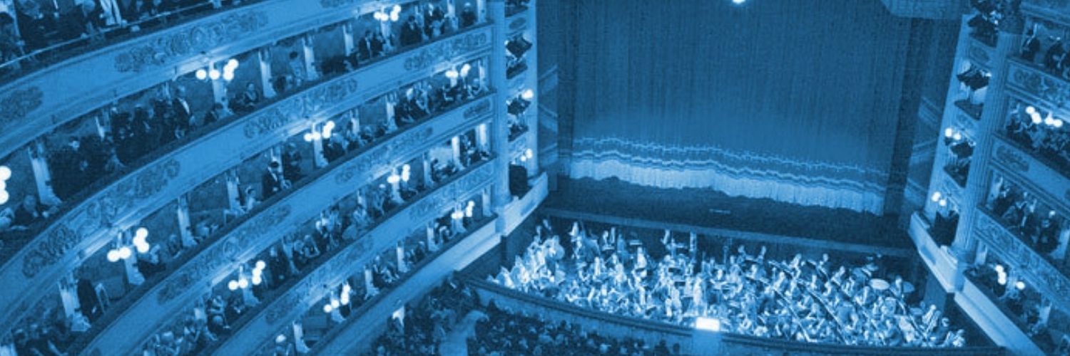 interno della sala del Teatro ala Scala con pubblico e orchestra nela buca