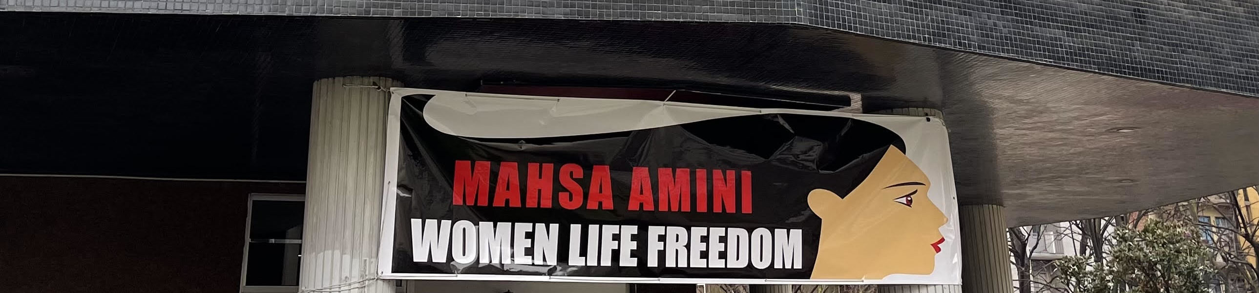 Mahsa Amini - Woman Life Freedom - striscione fuori da Comune