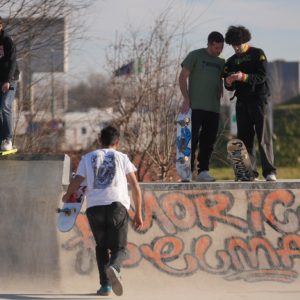 inaugurazione skatepark: ragazzo con lo skate in mano