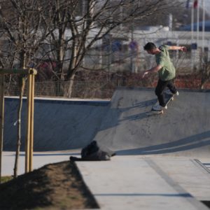 inaugurazione skatepark: ragazzo sulla pista con lo skate