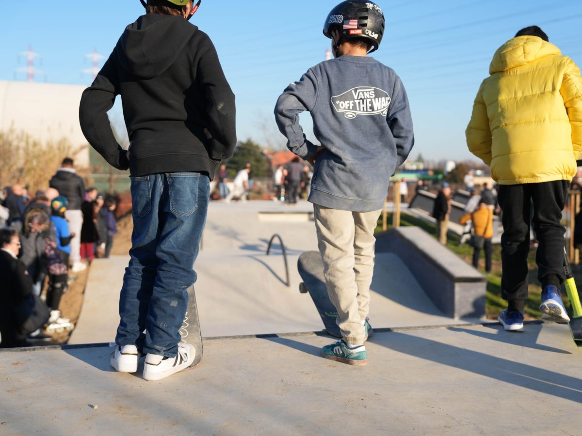 Inaugurazione skatepark: bambini sulla pista in attesa di partire