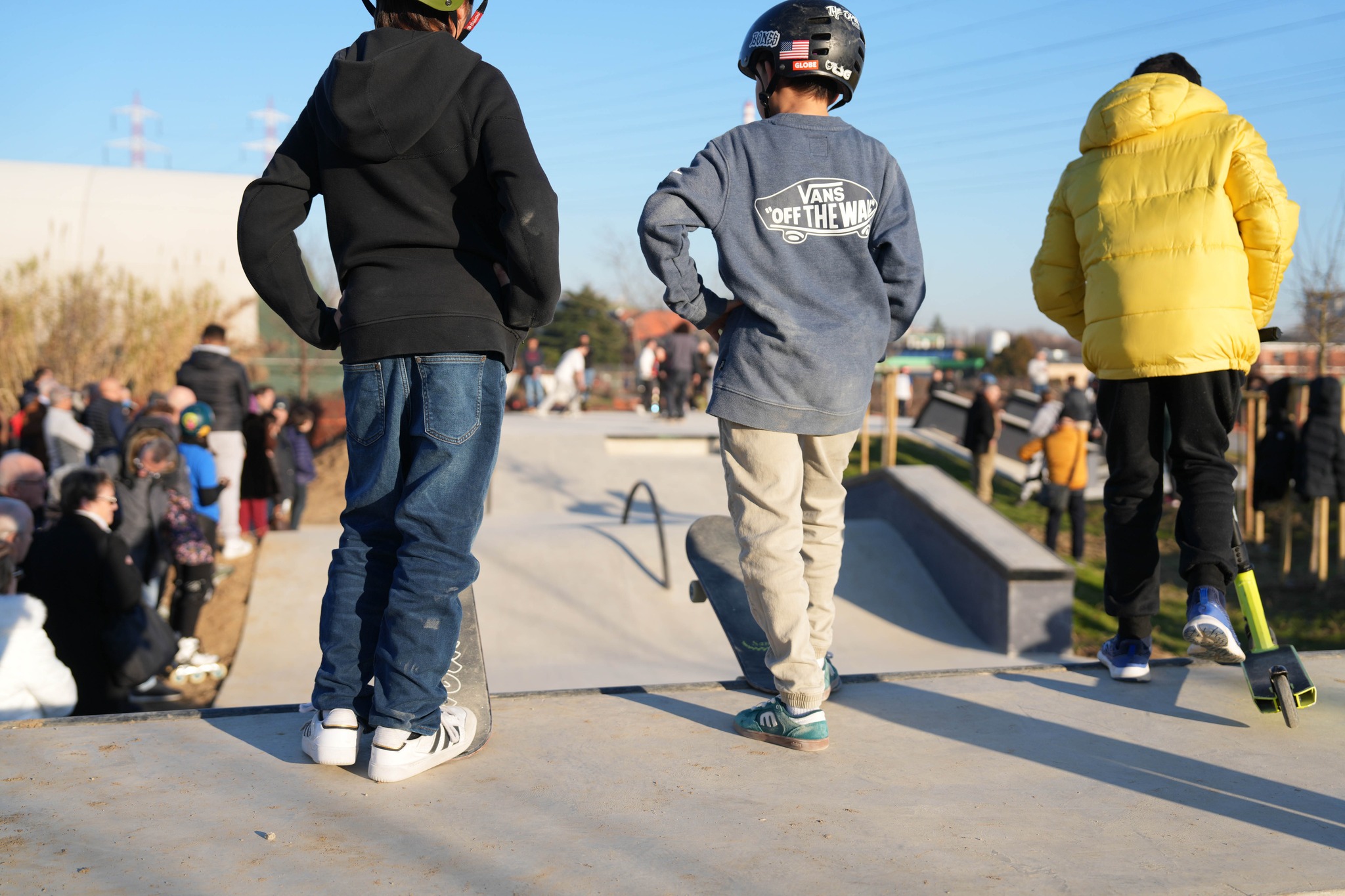 Inaugurazione skatepark: bambini sulla pista in attesa di partire