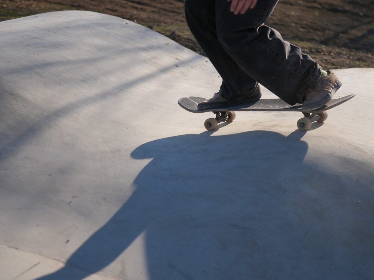 Inaugurazione skatepark: dettaglio piedi sullo skate