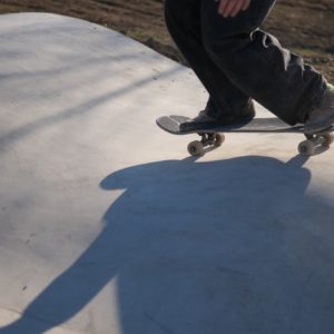Inaugurazione skatepark: dettaglio piedi sullo skate
