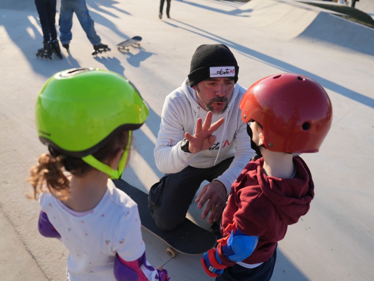 Inaugurazione skatepark: bambini che ascoltano una spiegazione