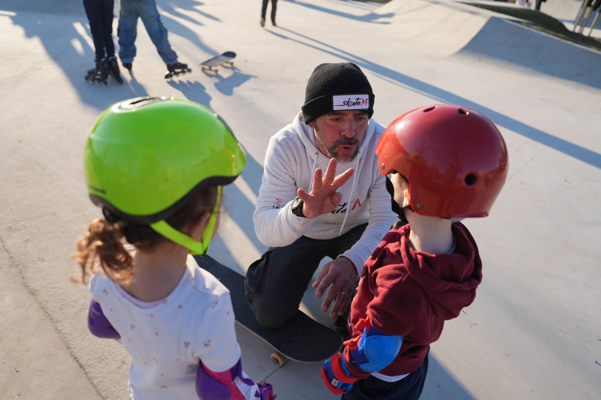 Inaugurazione skatepark: bambini che ascoltano una spiegazione
