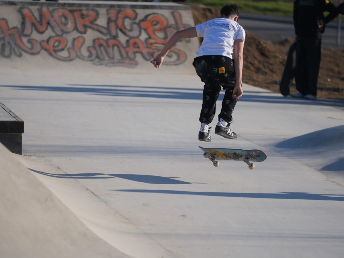 Inaugurazione skatepark: ragazzo con lo skate che salta