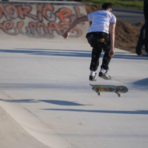 Inaugurazione skatepark: ragazzo con lo skate che salta