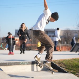 inaugurazione skatepark: ragazzo con lo skate