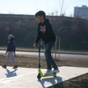 Inaugurazione skatepark: ragazzo sul monopattino