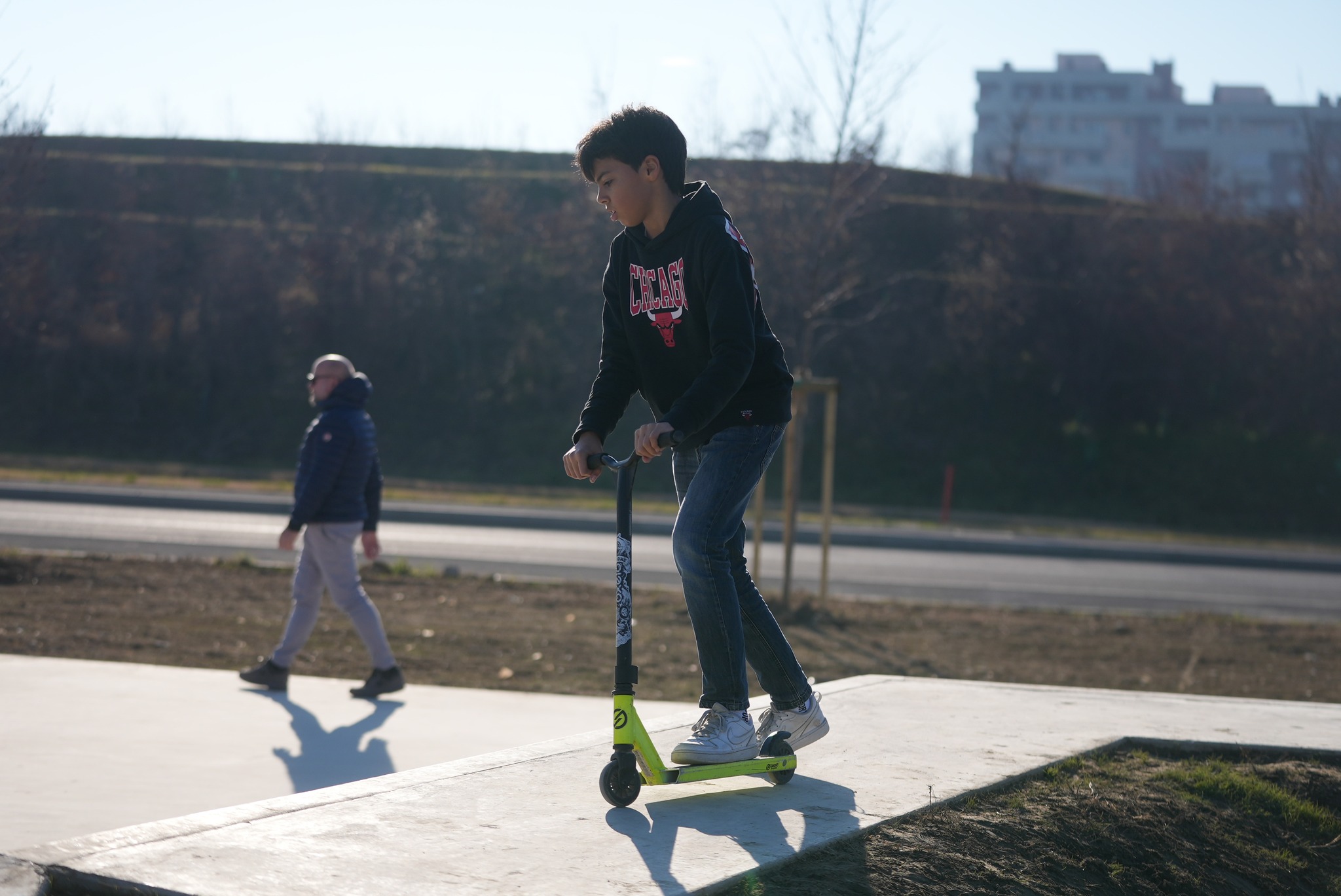 Inaugurazione skatepark: ragazzo sul monopattino