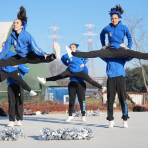 inaugurazione skatepark: ragazze che fanno ginnastica