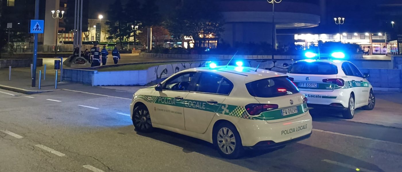Nell'immagine, ripresa in notturna, si vedono due auto della Polizia locale durante un controllo effettuato a Sesto San Giovanni