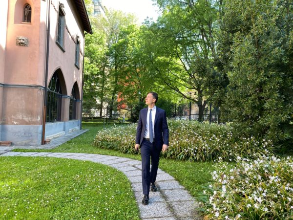 In foto c'è il sindaco di Sesto San Giovanni, Roberto Di Stefano mentre cammina nel giardino di villa Puricelli Guerra