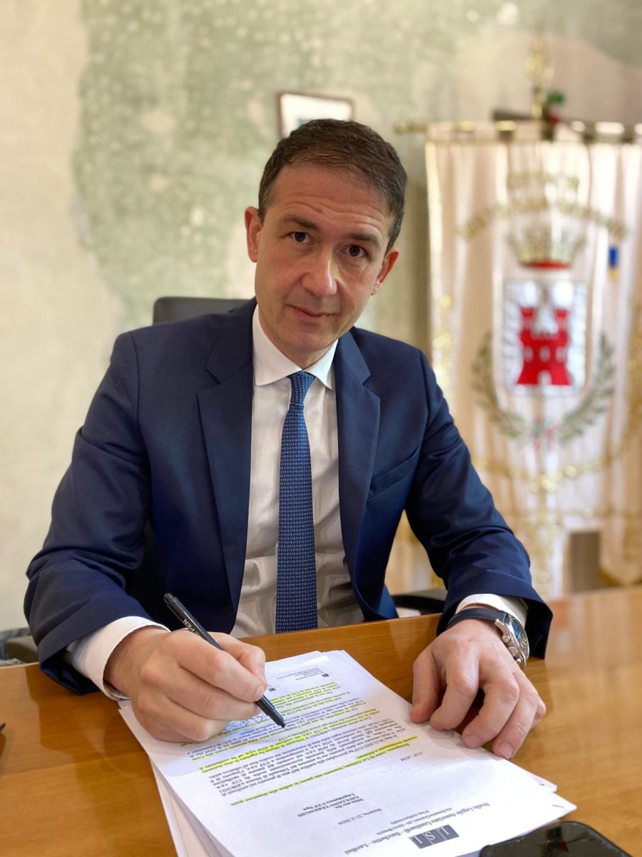 Una fotografia del sindaco di Sesto San Giovanni, Roberto Di Stefano, ritratto alla sua scrivania nell'ufficio di villa Mylius mentre firma un documento