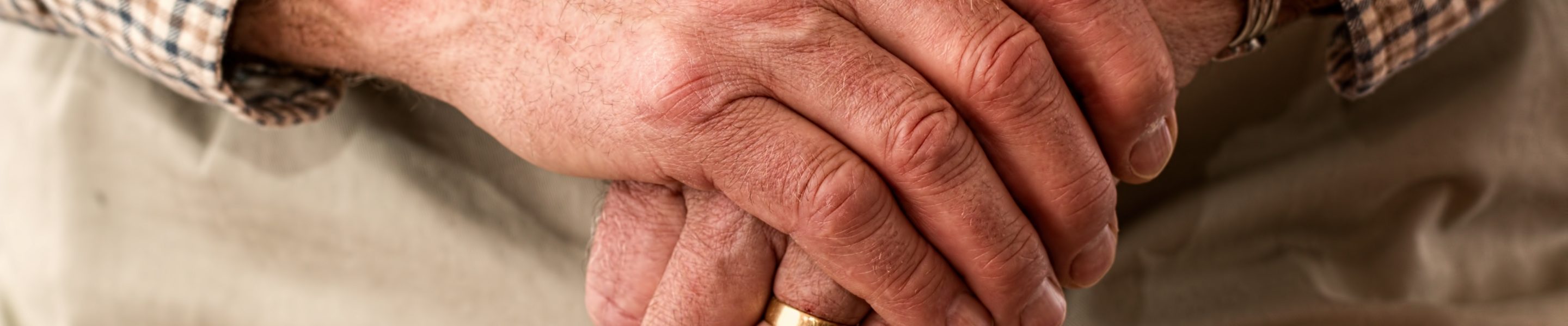 Nella foto si vedono le mani di una persona anziana