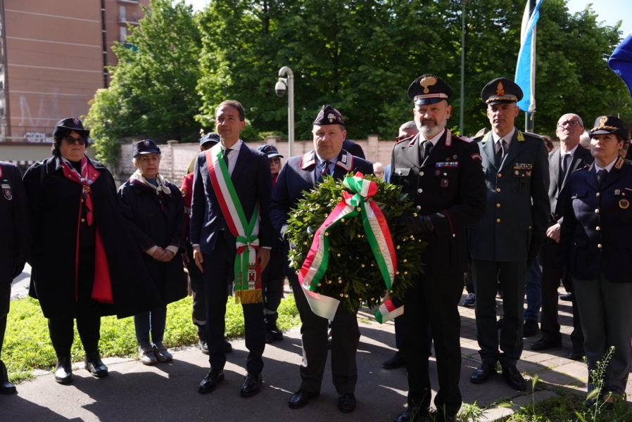 Nella foto si vede il sindaco di Sesto San Giovanni, Roberto Di Stefano, insieme ai rappresentanti delle Forze dell'ordine durante le celebrazioni del 25 aprile