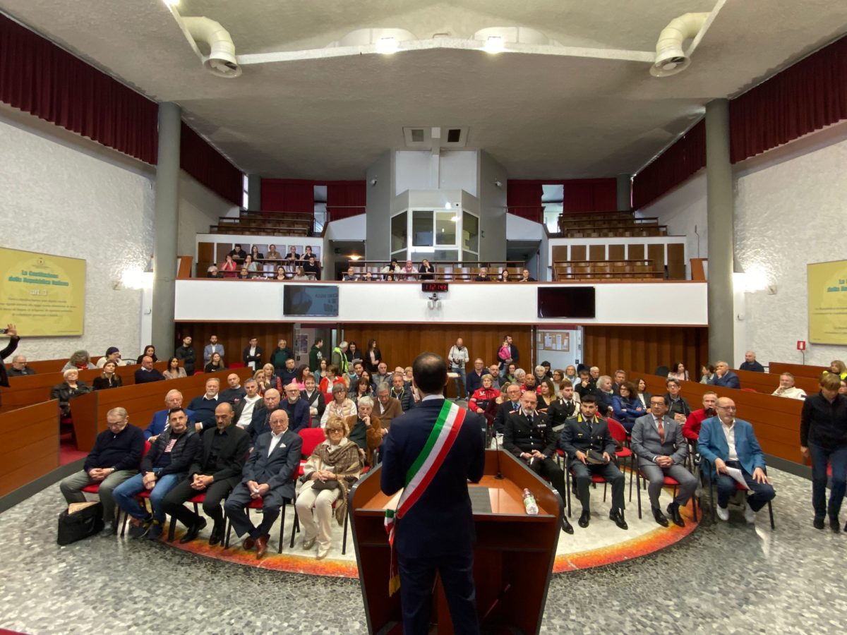 In foto si vede il sindaco di Sesto San Giovanni Roberto Di Stefano di spalle nella sala del consiglio comunale per la consegna benemerenze