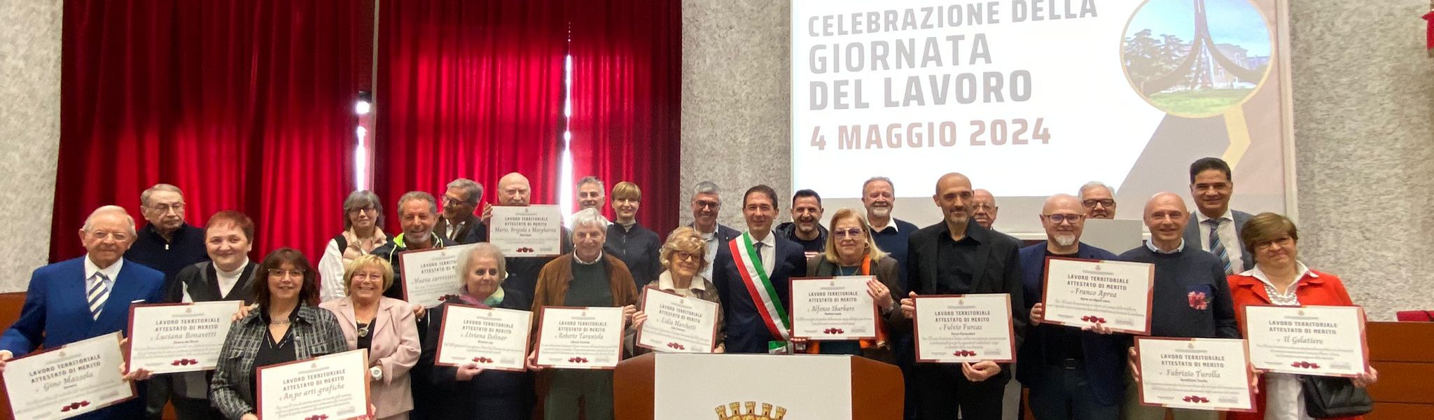Nella foto si vede il sindaco di Sesto San Giovanni Roberto Di Stefano con i lavoratori premiati