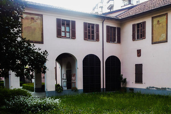 Villa Puricelli guerra con affreschi e vista del cortile