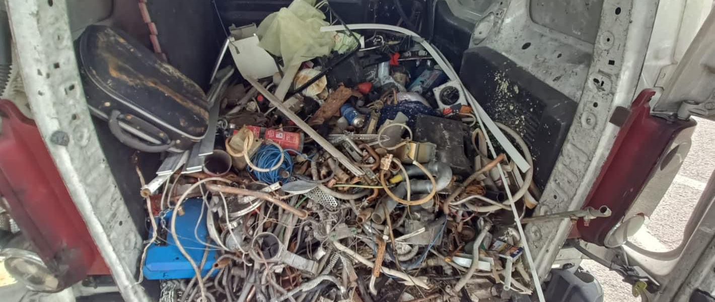 Nella foto si vedono rifiuti metallici individuati dalla Polizia locale tramite una innovativa app