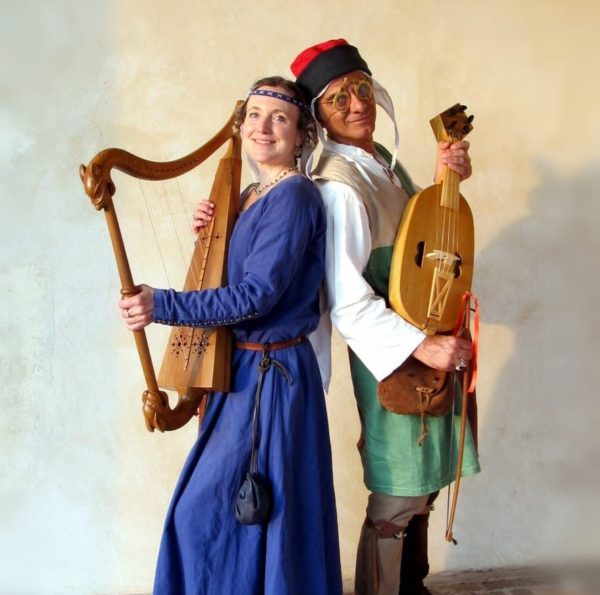i due musicisti in abiti medievali