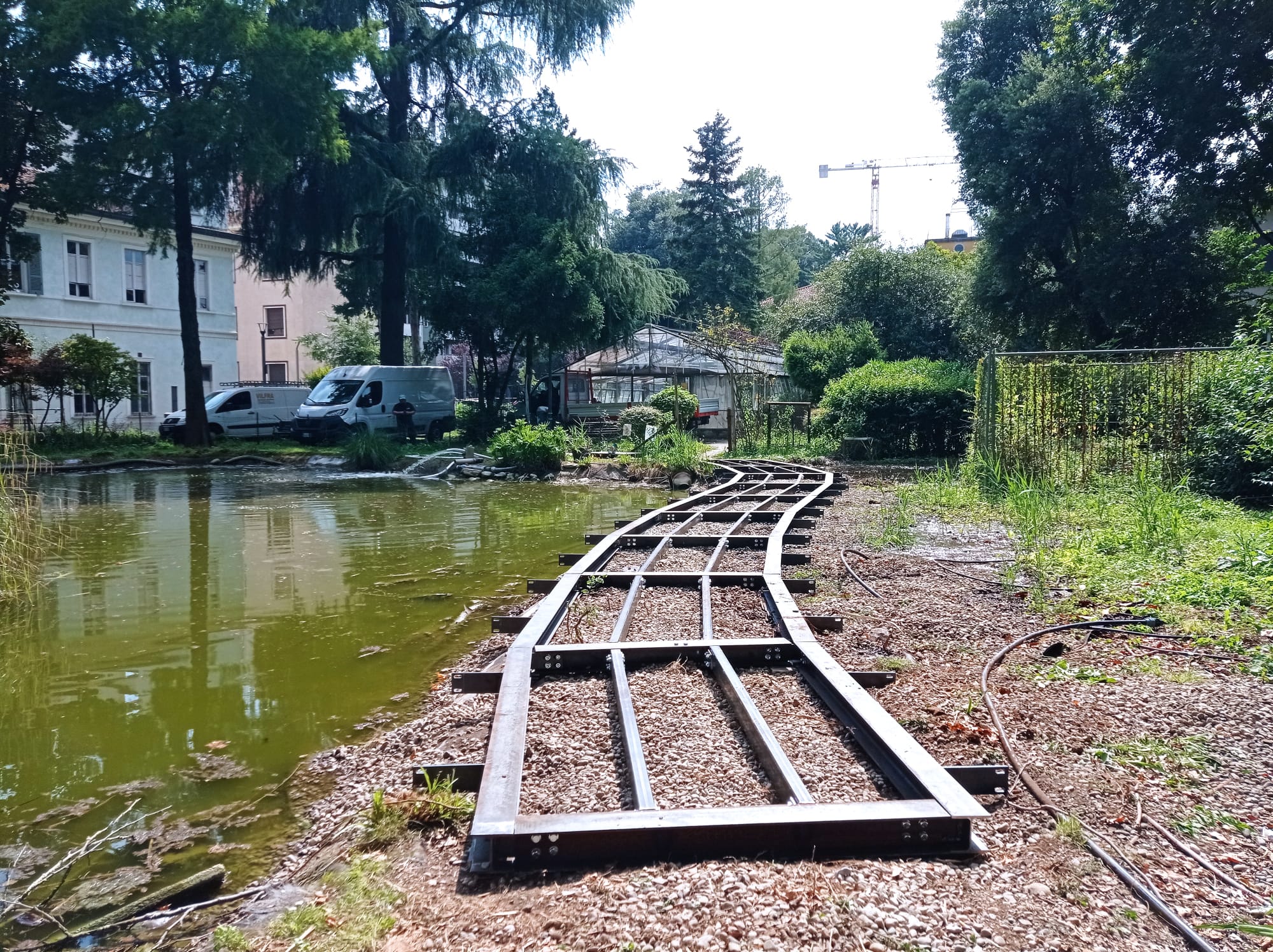 montaggio del ponte sul laghetto nel giardino di villa Mylius