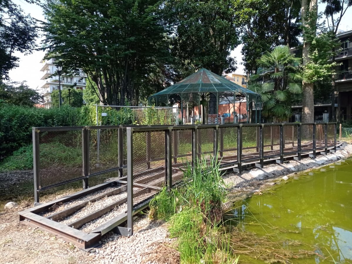 montaggio del ponte sul laghetto nel giardino di villa Mylius