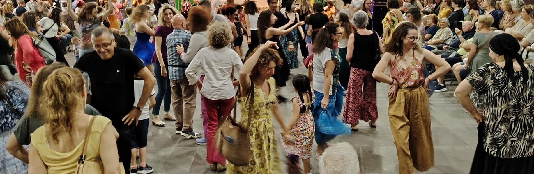 Nella foto si vedono persone che ballano in piazza Oldrini