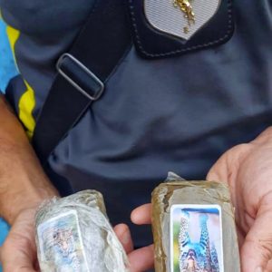 La polizia locale mostra la merce sequestrata