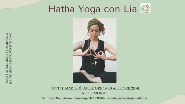 Insegnante di yoga in posizione del loto con gambe incrociate