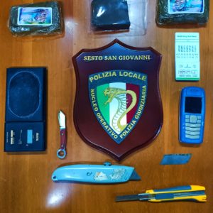 La polizia locale mostra la merce sequestrata