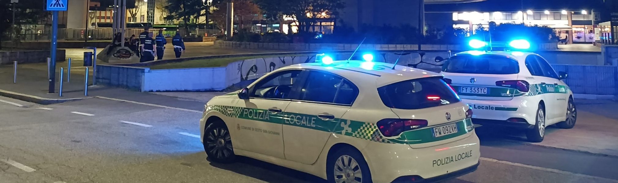 Nella foto si vedono due volanti della Polizia locale impegnate in un servizio di monitoraggio del territorio