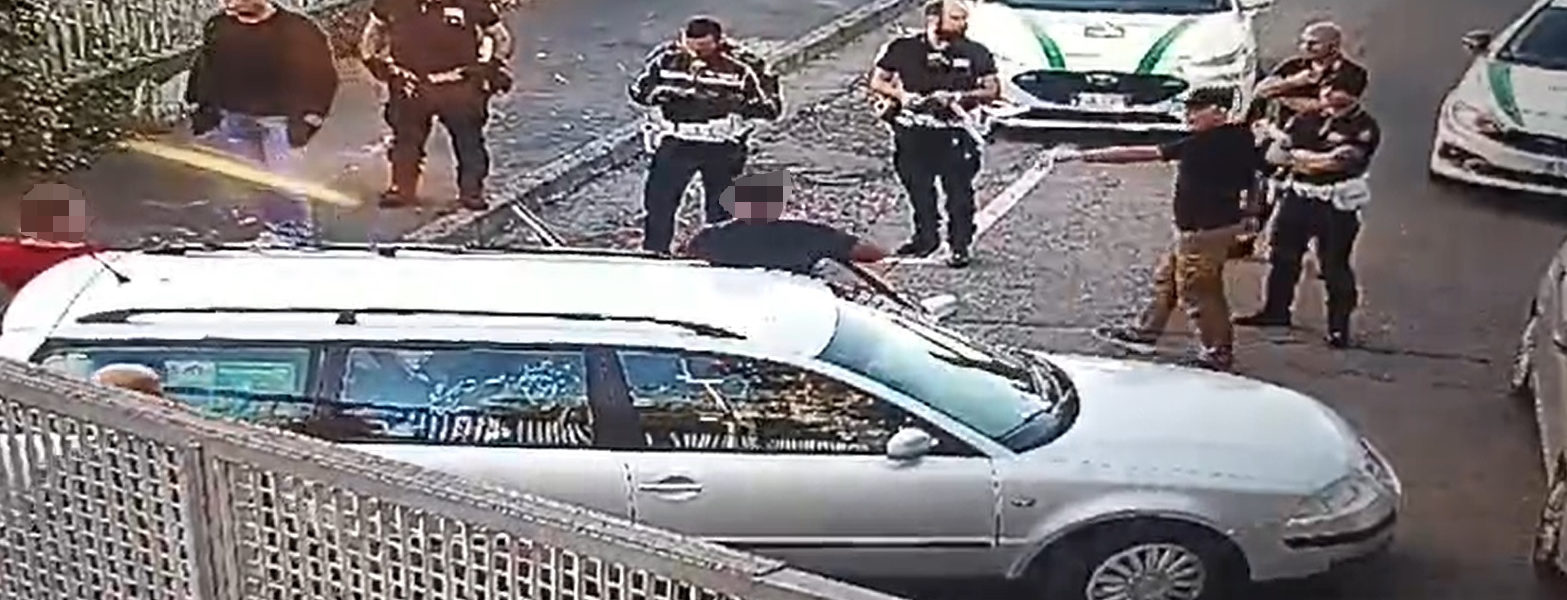 Nell'immagine si vedono gli agenti della Polizia locale in azione