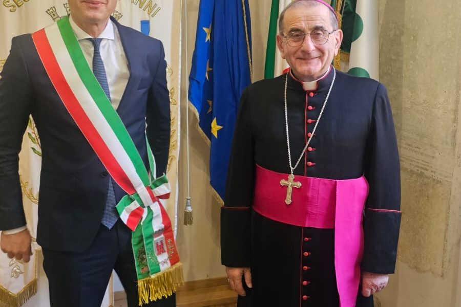 Il sindaco Roberto Di Stefano accoglie il vescovo di Milano monsignor Delpini