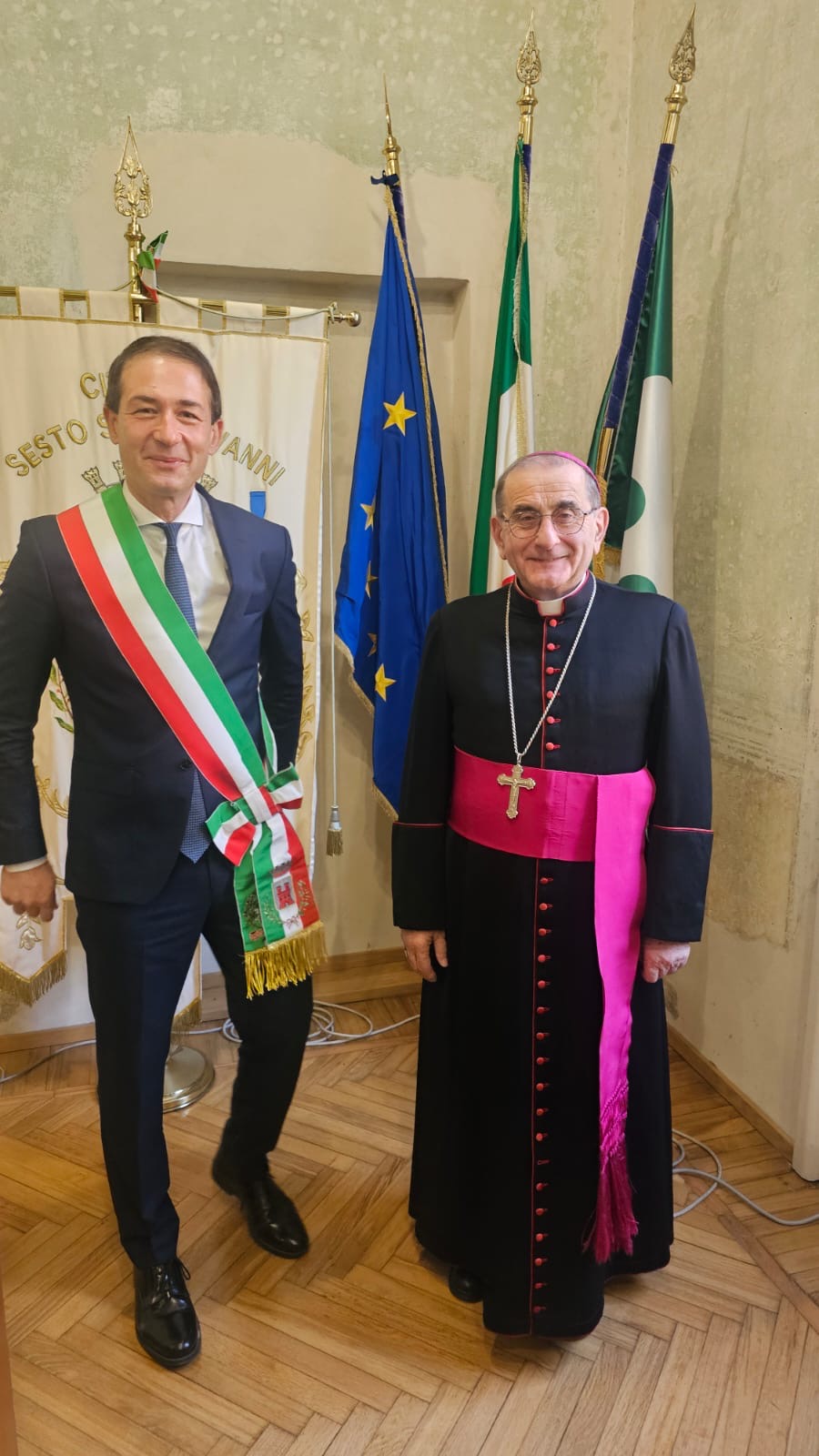 Il sindaco Roberto Di Stefano accoglie il vescovo di Milano monsignor Delpini